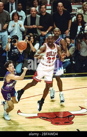 Michael Jordan tritt bei den NBA Finals 1997 gegen Karl Malone und John Stockton vom Utah Jazz an Stockfoto