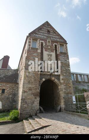 Dorf St Valery sur Somme, Frankreich. Malerischer Blick auf die Porte de Nevers aus dem 16. Jahrhundert von St Valery sur Somme. Stockfoto