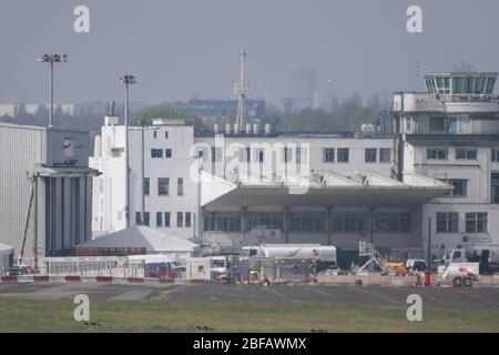 Flughafen Birmingham, West Midlands, Großbritannien. April 2020. Die provisorische Leichenhalle wurde offiziell in Hanger 2 am Flughafen Birmingham eröffnet. Der Ort kann bis zu 12.000 Leichen aufnehmen, die durch Todesfälle in den West Midlands sowohl durch das Coronavirus als auch durch natürliche Ursachen verursacht wurden. Die Anlage wurde am Freitag, den 17. April, offiziell eröffnet. Quelle: Stop Press Media/Alamy Live News Stockfoto