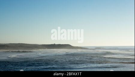 Blick auf Vila Nova de Milfontes Stadt und Strand, an der Alentejo Küste von Portugal. Kopierbereich. Stockfoto