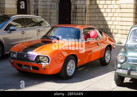Lecce, Italien - 23. April 2016: Vorne rechts Seitenansicht von Vintage klassischen Retro orange Auto in einer Straße von Lecce Stadt geparkt, Apulien Apulien re Stockfoto