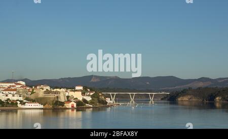 Blick über die kleine Küstenstadt Vila Nova de Milfontes in Alentejo in der Provinz Portugal. Blick über Burg, Stadt und Brücke über den Fluss Mira Stockfoto