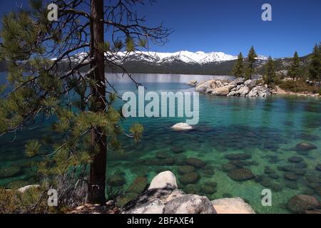 Lake Tahoe mit schneebedeckten Bergen und kristallklarem Wasser Stockfoto