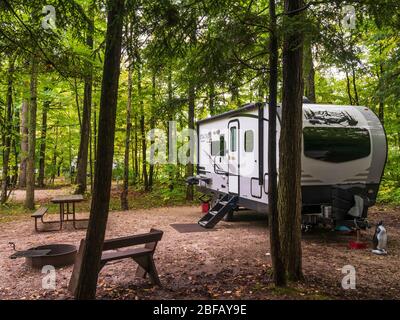 Anhänger auf dem Campingplatz, Potawatomi State Park, Door County, Wisconsin. Stockfoto