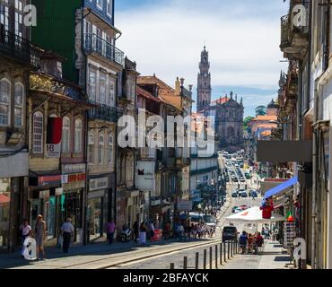 Porto, Portugal - 23. Juni 2017: Während des Tages der Stadt laufen die Menschen auf den Straßen im Stadtzentrum nahe dem Bahnhof Sao Bento Stockfoto