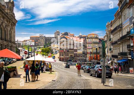 Porto, Portugal - 25. Juni 2017: Während des Tages der Stadt laufen die Menschen auf den Straßen im Stadtzentrum nahe dem Bahnhof Sao Bento Stockfoto