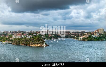 Panoramablick auf den Robertsons Point Lighthouse unter einem dramatischen bewölkten Himmel in Sydney, Australien Stockfoto