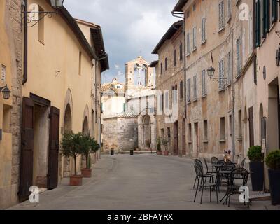 Alte steinerne Kirche in San Quirico d'Orcia, ein mittelalterliches Dorf in den Hügeln der Toskana. Stockfoto