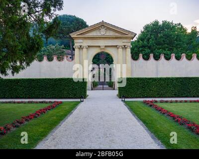 Torreglia, Italien - 26. Mai 2018: Haupttor der Villa dei Vescovi, einem Renaissancestil, einem ländlichen Palasthaus, das für die Erzbischöfe von Padua gebaut wurde. Stockfoto