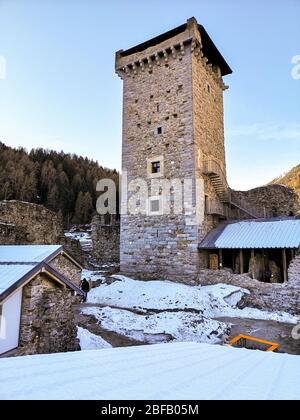 Winterblick auf den Turm der Burg San Michele, die sich im Dorf Ossana in der Val di Sole, Trentino-Alto Adige, Italien, erhebt. Stockfoto