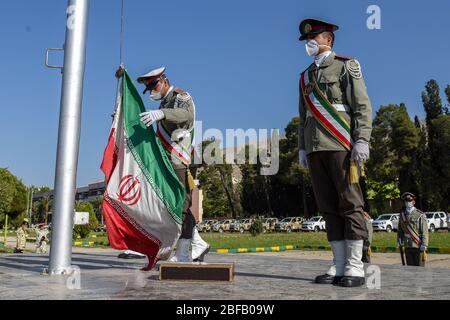 Die iranische Armee feiert ihren Nationalfeiertag in den anderen Städten in Shiraz, Provinz Fars, und stellt die im Kampf gegen die Coronavirus-Pandemie eingesetzten Gesundheitsgeräte vor. Iran, Shiraz. April 2020. Stockfoto