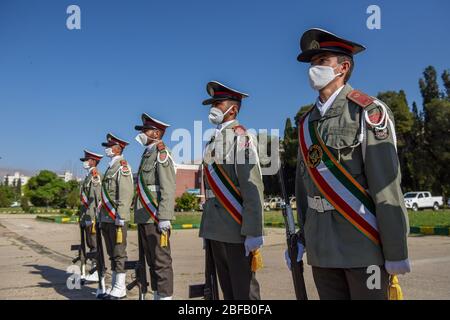 Die iranische Armee feiert ihren Nationalfeiertag in den anderen Städten in Shiraz, Provinz Fars, und stellt die im Kampf gegen die Coronavirus-Pandemie eingesetzten Gesundheitsgeräte vor. Iran, Shiraz. April 2020. Stockfoto