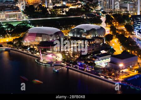 Singapur - Juni 28,2018: Luftaufnahme des Esplanade Theaters und der Bühne in der Marina Bay bei Nacht. Es ist ein modernes Gebäude für Musik, Kunstgalerie und Stockfoto