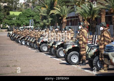 Die iranische Armee feiert ihren Nationalfeiertag in den anderen Städten in Shiraz, Provinz Fars, und stellt die im Kampf gegen die Coronavirus-Pandemie eingesetzten Gesundheitsgeräte vor. Iran, Shiraz. April 2020. Stockfoto