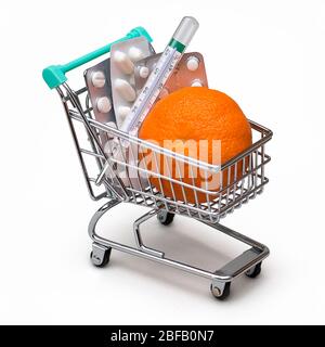 Pillen, Tabletten, Thermometer und Vitamine in Einkaufwagen auf weißem Hintergrund Stockfoto