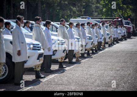 Die iranische Armee feiert ihren Nationalfeiertag in den anderen Städten in Shiraz, Provinz Fars, und stellt die im Kampf gegen die Coronavirus-Pandemie eingesetzten Gesundheitsgeräte vor. Iran, Shiraz. April 2020. Stockfoto