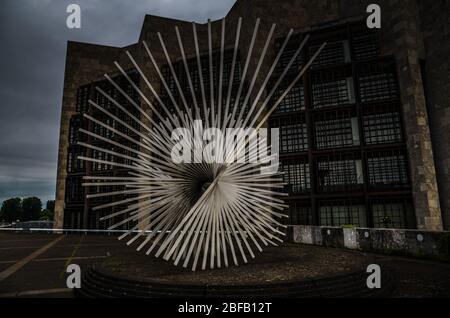 Mainz, Deutschland - 12. August 2017: Moderne Kunstskulptur in der Nähe des Rathauses Stockfoto