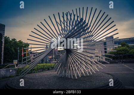 Mainz, Deutschland - 12. August 2017: Moderne Kunstskulptur in der Nähe des Rathauses vor dem St. Martins Dom Stockfoto