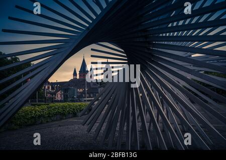 Mainz, Deutschland - 12. August 2017: Moderne Kunstskulptur in der Nähe des Rathauses vor dem St. Martins Dom Stockfoto