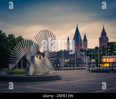 Mainz, Deutschland - 12. August 2017: Moderne Kunstskulptur in der Nähe des Rathauses vor dem St. Martins Dom Stockfoto