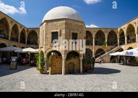 Nikosia, Zypern - 24. September 2017: Cafés, Restaurants und Souvenirläden in Caravanserai Buyuk Han (The Great Inn) in Nikosia, Lefkosa, Nordzypernu Stockfoto