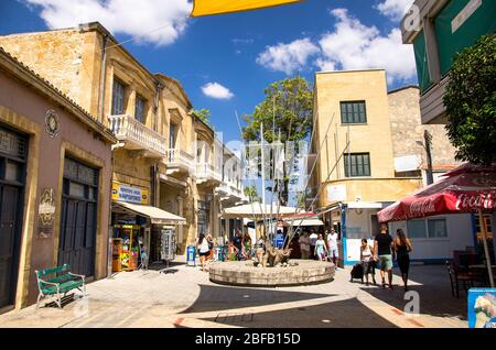 Nikosia, Zypern - 24. September 2017: Grenzübergang Ledra Straße Passkontrolle und Bürgerrechtmonument zwischen Gebäuden in Nikosia, Lefk Stockfoto