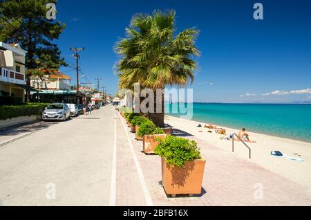 Pefkohori, Griechenland - 16. Mai 2016: Uferpromenade und Sandstrand der Stadt Pefkohori, Chalkidiki, Kassandra, Mazedonien, Griechenland Stockfoto