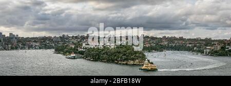 Panoramablick auf die Mosman Bay Wharf und Cremorne Point unter einem dramatischen bewölkten Himmel in Sydney, Australien Stockfoto