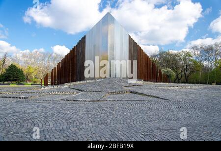 Budapest, Ungarn - 25. März 2014: Denkmal der Revolution von 1956 (Otvenhatosok tere) im Stadtpark (Varosliget Park) Stockfoto