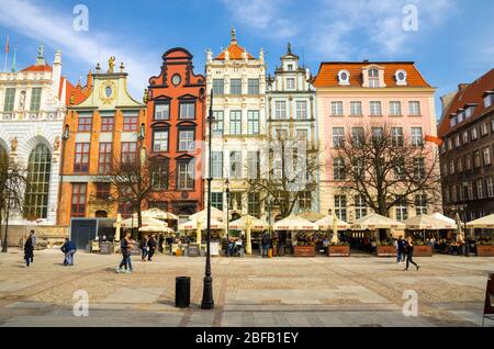 Danzig, Polen, 15. April 2018: Fassade von schönen typischen bunten Häusern Gebäude auf Dluga Long Market Fußgängerzone Dlugi targ Platz in alten Stockfoto
