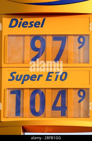 Leipzig, Deutschland. April 2020. Die Preisauflage einer Tankstelle zeigt einen Dieselpreis von 97.9 Cent an. Aufgrund der geringen Nachfrage während der Pandemie in Corona haben die Kraftstoffpreise ein Rekordtief erreicht. Quelle: Jan Woitas/dpa-Zentralbild/dpa/Alamy Live News Stockfoto