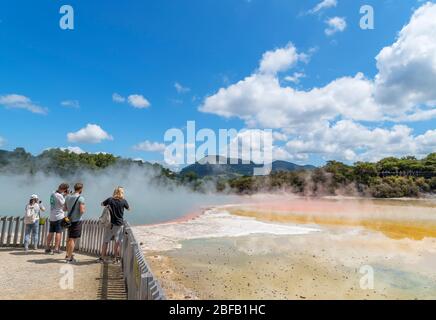 Besucher am Champagne Pool Thermalquelle im Wai-O-Tapu Thermal Wonderland, in der Nähe von Rotorua, Neuseeland Stockfoto