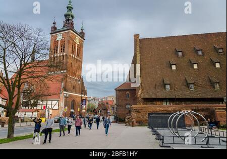 Danzig, Polen, 15. April 2018: St. Katharinen-Pfarrei Evangelisch-katholische Kirche mit Turmuhr und große Wassermühle Wielki Mlyn mit Ziegel Ro Stockfoto