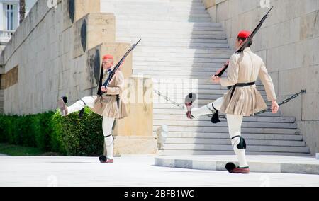 Athen, Griechenland - 13. Mai 2016: Wechsel der Präsidentengarde Evzones vor dem Denkmal des unbekannten Soldaten in der Nähe des griechischen Parlaments, S. Stockfoto