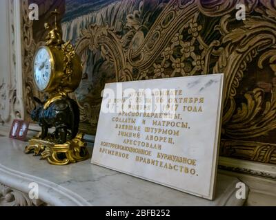 Uhr auf Kaminsims hielt zur Zeit der bolschewistischen Revolution um 2.10 Uhr am 26. Oktober1917 im weißen Speisesaal, Winterpalast, Sankt Petersburg, Russland Stockfoto