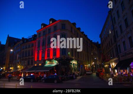 Schweden, Stockholm, 31. Mai 2018: Typisch schwedische Gebäude auf dem Kornhamnstorg Platz im Gamla Stan Bezirk bei Sonnenuntergang, Dämmerung, Dämmerung, Abend Stockfoto