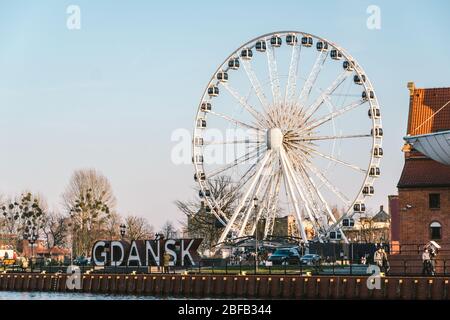 Danzig, Polen, Februar. Danziger Riesenbuchstabe 3D-Zeichen mit einem Riesenrad im Hintergrund. Riesenrad in der Danziger Altstadt. Wunderschöne Architektur Stockfoto