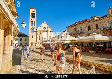 Der Stephansdom ist das Herzstück des Stephansplatzes in Hvar, Kroatien. Stockfoto