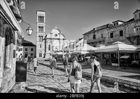 Der Stephansdom ist das Herzstück des Stephansplatzes in Hvar, Kroatien. Stockfoto