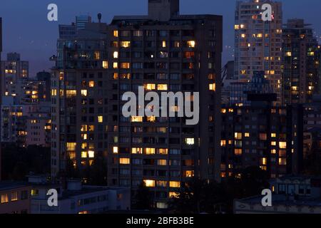 Beleuchtete Appartements in der Dämmerung Stockfoto