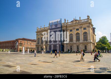 Turin, Italien, 10. September 2018: Palazzo Madama Palace Museum für Alte Kunst Gebäude auf dem Schlossplatz Piazza Castello mit Brunnen und Monumenten i Stockfoto