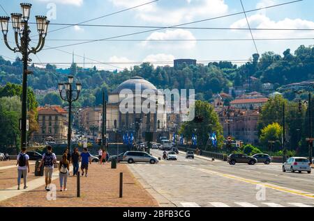 Turin, Italien, 10. September 2018: Die Leute gehen die Piazza Vittorio Veneto, Blick auf die katholische Pfarrkirche Chiesa Gran Madre Di Dio und P. Stockfoto