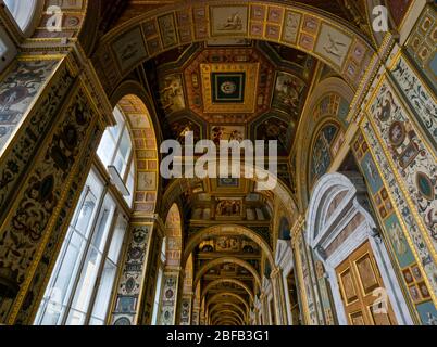 Bunte Dekoration in den Raphael Loggien, Staatliches Einsiedelmuseum, Winterpalast, Sankt Petersburg, Russische Föderation Stockfoto