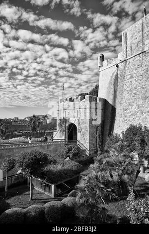 Blick auf das Ploče Tor, das ein Eingang zu den Stadtmauern der Altstadt von Dubrovnik, Kroatien ist Stockfoto