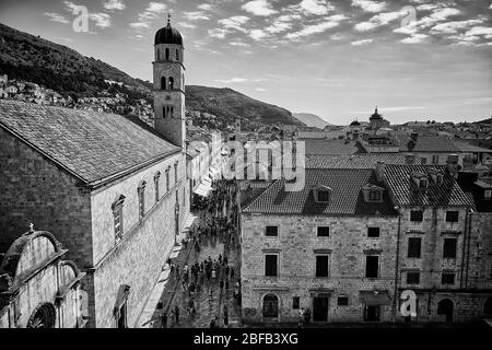 Blick auf die Stradun (Placa) mit der Franziskanerkirche und der Kirche des Heiligen Erlösers im Vordergrund in Dubrovnik, Kroatien. Stockfoto