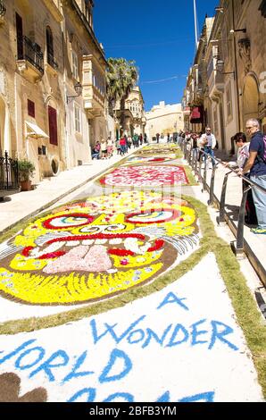 Victoria, Malta - 12. März 2017: Bunte Mosaikblumen zeichnen Teppich auf der Straße in der Nähe der alten mittelalterlichen Cittadella Turm Burg, auch bekannt als Citade Stockfoto