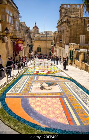 Victoria, Malta - 12. März 2017: Bunte Mosaikblumen zeichnen Teppich auf der Straße in der Nähe der alten mittelalterlichen Cittadella Turm Burg, auch bekannt als Citade Stockfoto