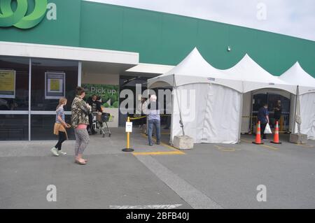 GREYMOUTH, NEUSEELAND, 11. APRIL 2020: Kunden warten während der Covid 19-Sperre in Neuseeland, 11. April 2020, auf den Eintritt in einen Supermarkt Stockfoto