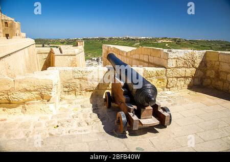 Gozo Island, Malta - 12. März 2017: Kanonen an den Wänden der alten mittelalterlichen Zitadellen Turm Burg, auch bekannt als Zitadelle, Castello in der Victoria Raba Stockfoto