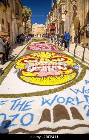 Victoria, Malta - 12. März 2017: Bunte Mosaikblumen zeichnen Teppich auf der Straße in der Nähe der alten mittelalterlichen Cittadella Turm Burg, auch bekannt als Citade Stockfoto